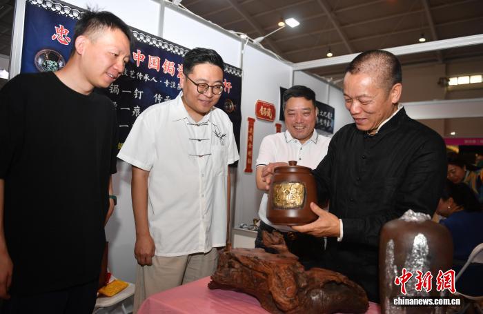 云南锔瓷技艺薪火相传 个性化定制成潮流